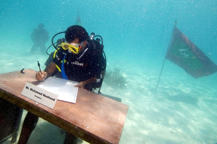 © Mohammed Seeneen/AP Mohamed Nasheed, Ex-Präsident der Malediven, bei der Unterwasser-Regierungssitzung